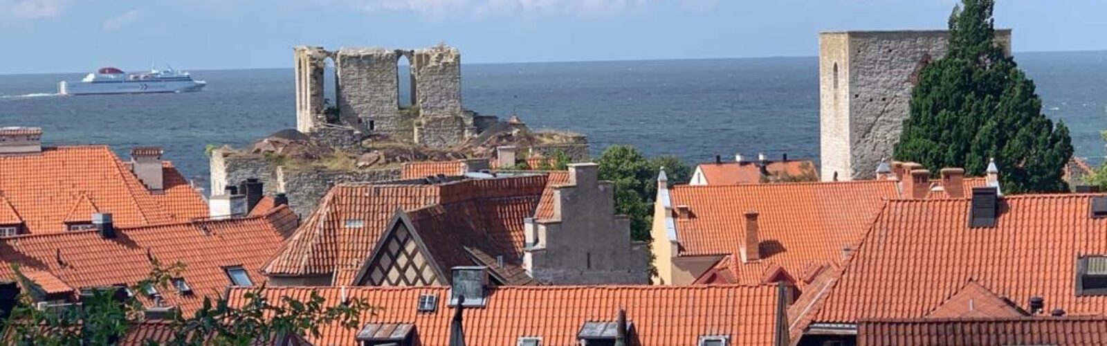 Blick über Visby mit ablegender Fähre