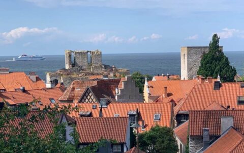 Blick über Visby mit ablegender Fähre